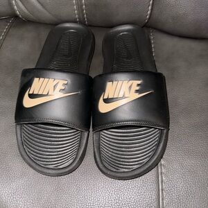 Men’s Nike victori 1 slides gold